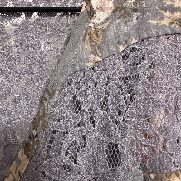 Floral Lace Trim Blouse - Picture 6 of 9